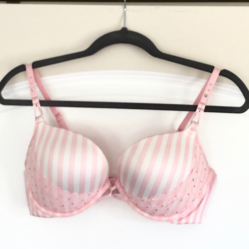 Miraculous plunge Victoria’s Secret bra 36C